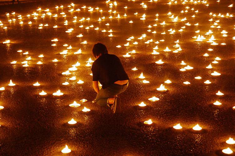 Immagine di candele durante una cerimonia alla Nuit Blanche.