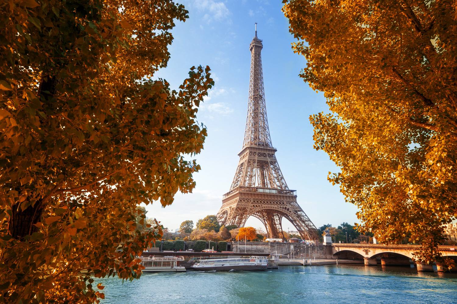 Immagine della Torre Eiffel e dei colori caldi e vivaci dell’autunno di Parigi.