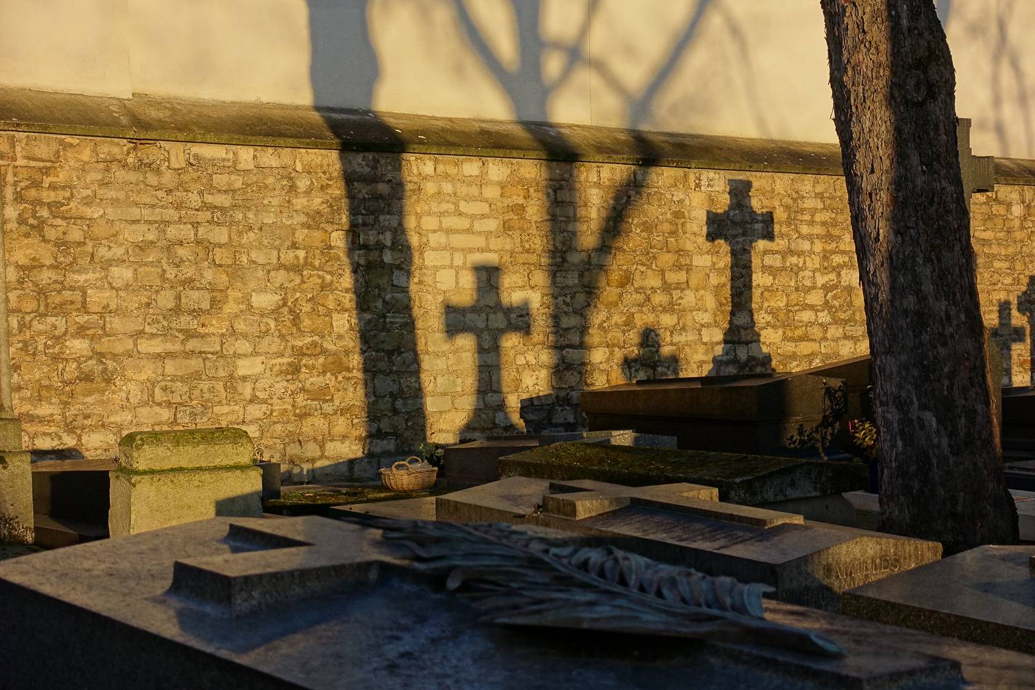 Immagine di un cimitero di Parigi in autunno.