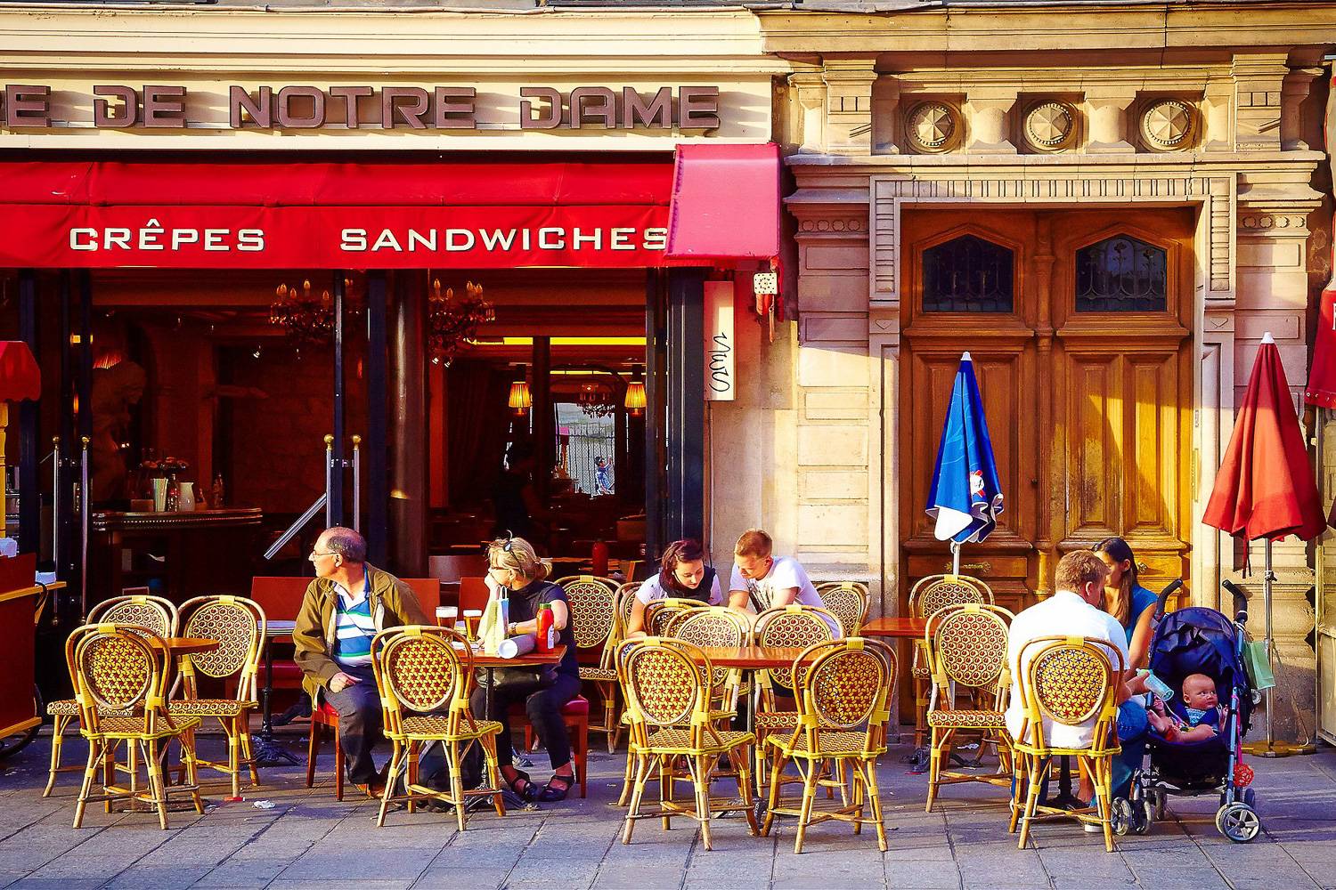 Immagine di un noto caffè di Parigi, in Francia, conosciuto per i suoi croissant al burro e per l’espresso forte.
