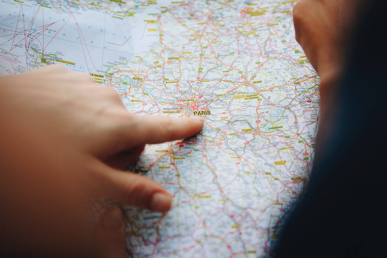 Immagine di mani che indicano la mappa di Parigi.