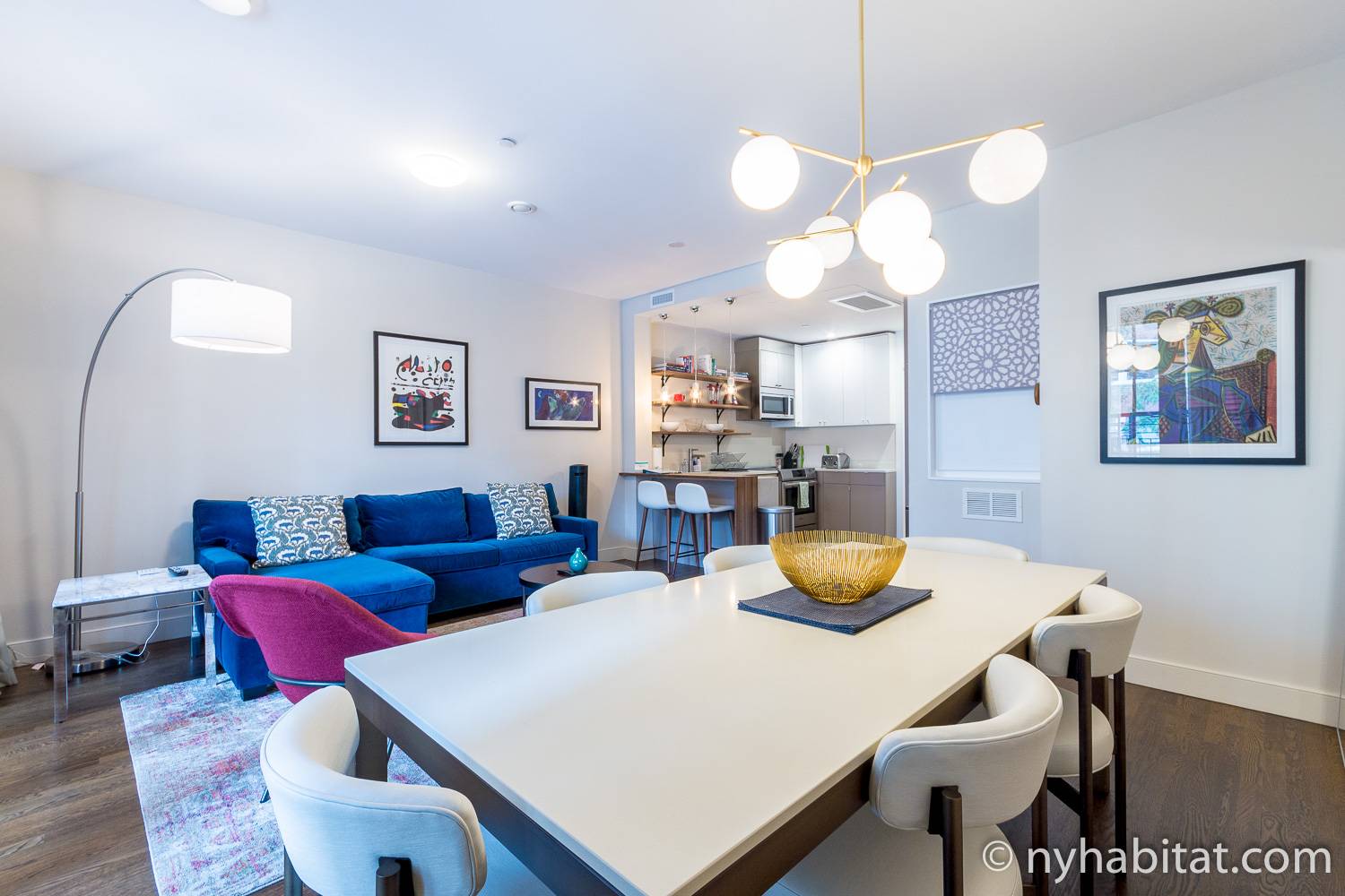 Immagine del NY-17964 con un tavolo da pranzo da 6 posti in primo piano ed una cucina completamente attrezzata sullo sfondo.