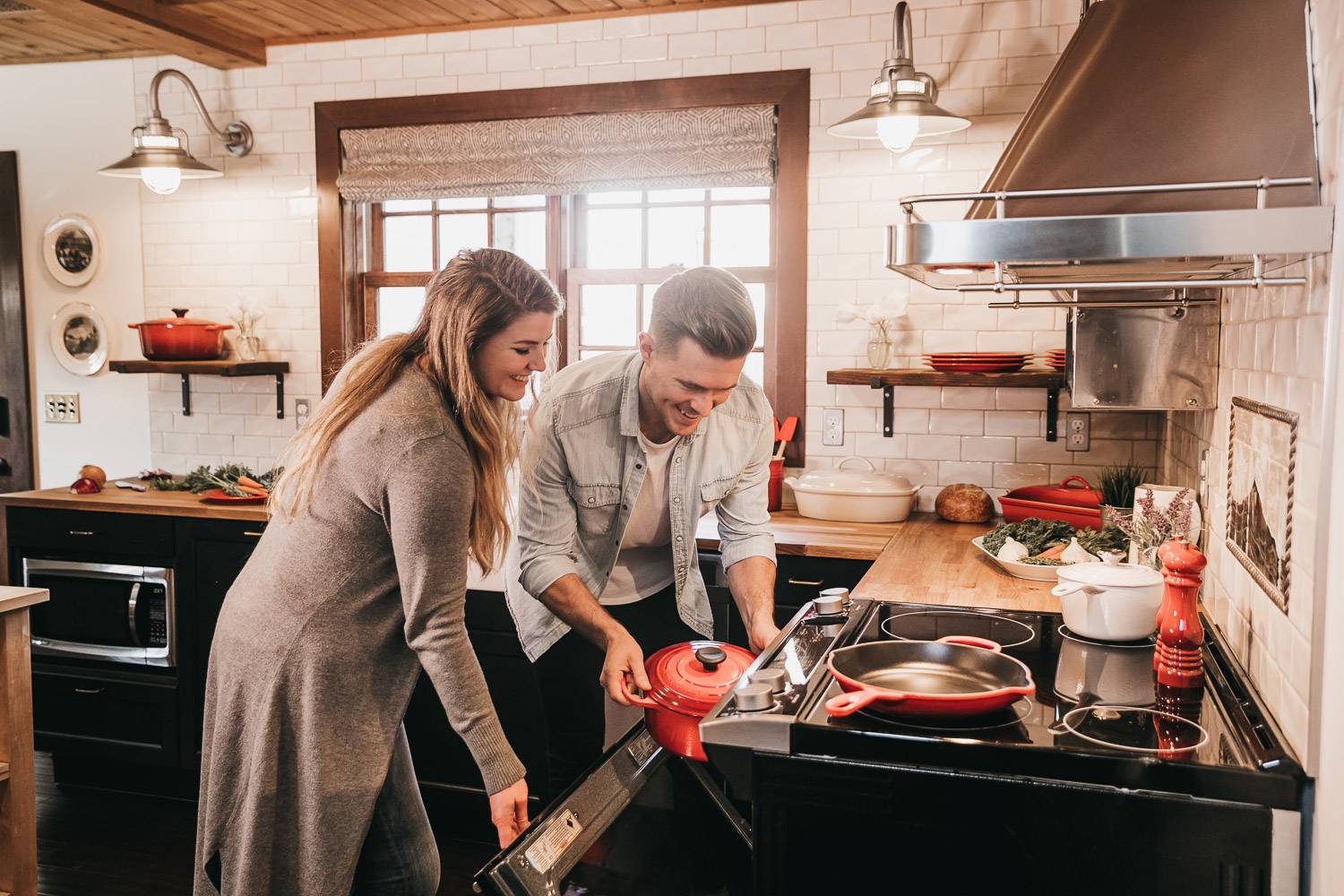 Immagine di una coppia che cucina nel loro appartamento ammobiliato.