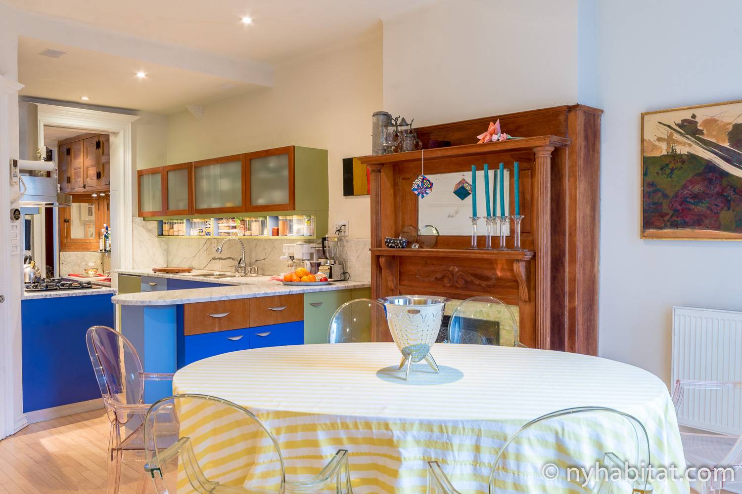 Immagine della sala da pranzo della casa vacanze di Harlem NY-12274 accanto alla cucina moderna decorata con inserti blu e gialli.