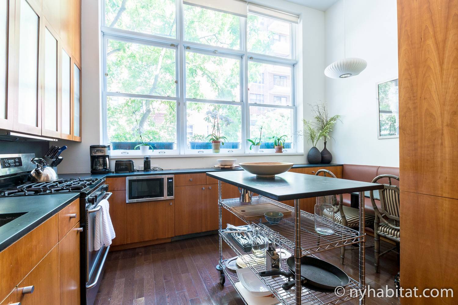 Immagine della cucina della casa vacanze NY-17637 nell’Upper East Side con un forno, un tavolo da pranzo ed un’isola portatile.
