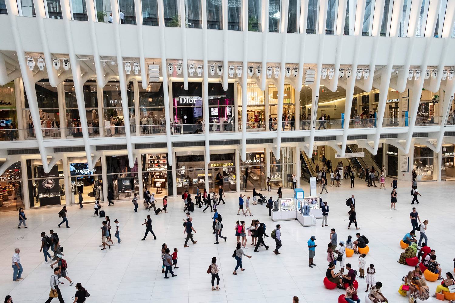 Immagine del piano terra affollato del Westfield Word Trade Center pieno di persone che camminano.