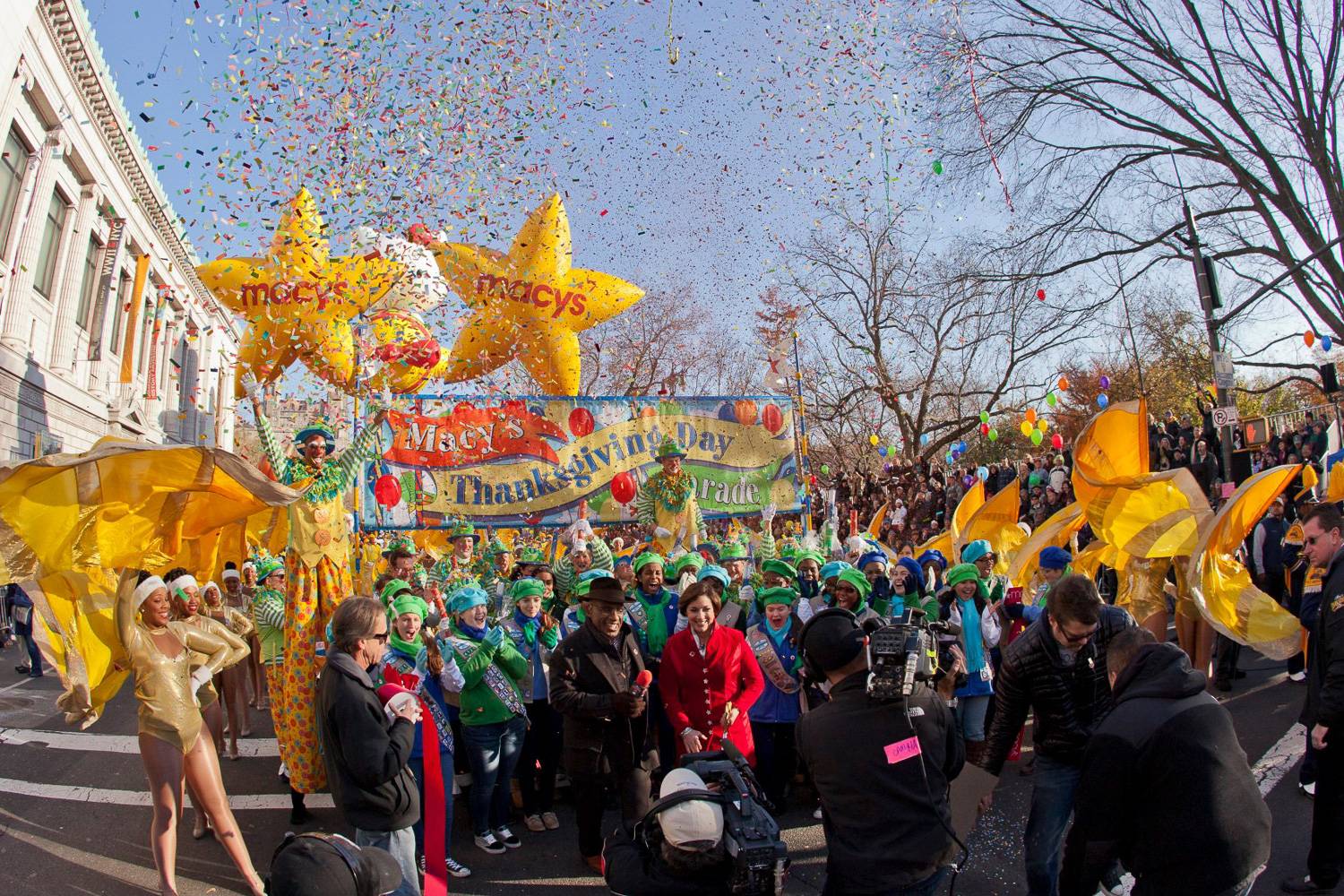 Immagine di membri della Blue & Gold Marching Machine del North Carolina A&T con AI Roker alla Parata del Giorno del Ringraziamento di Macy’s.