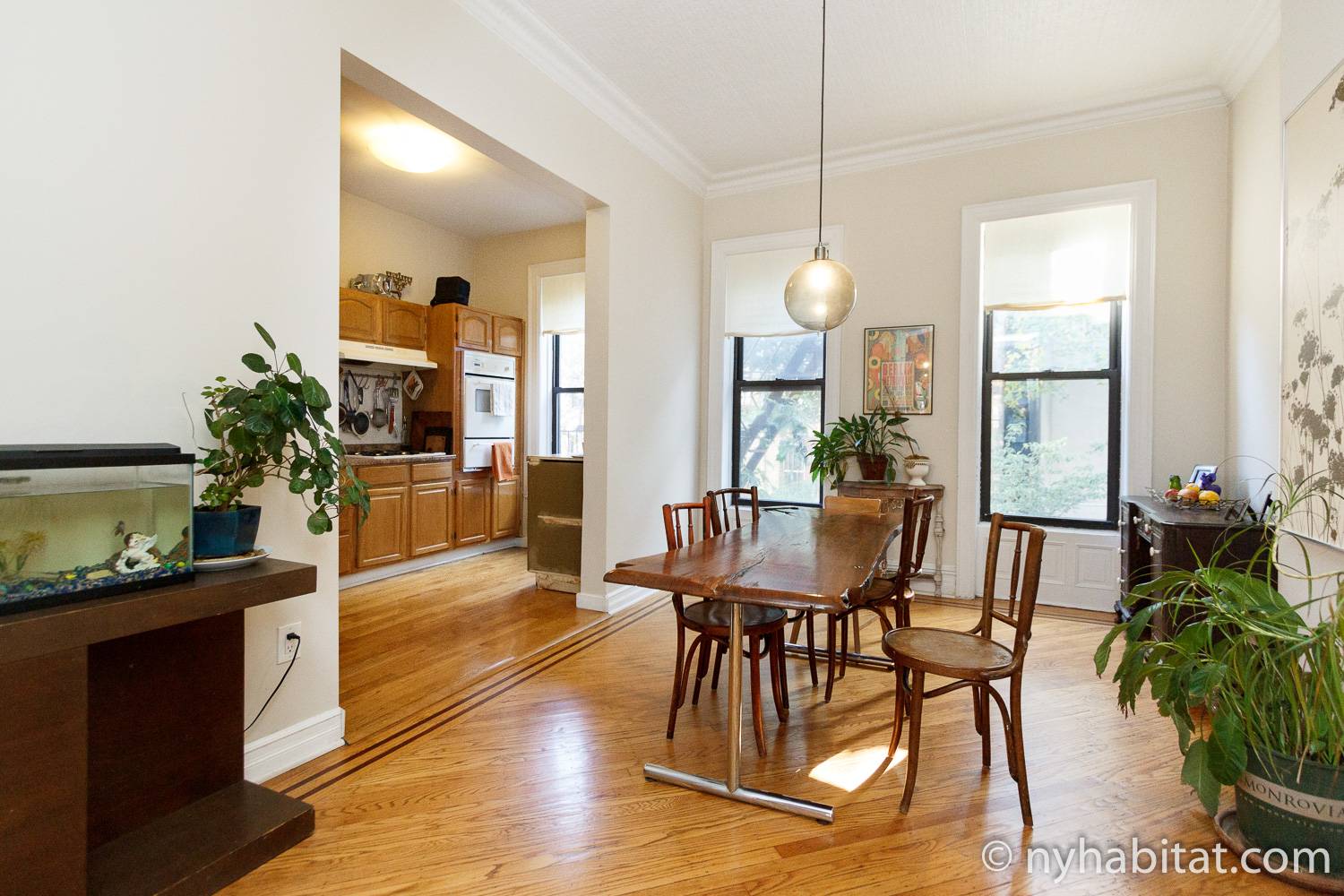 Immagine della zona pranzo della casa vacanze NY-14852 di Crown Heights decorata con piante sul lato.