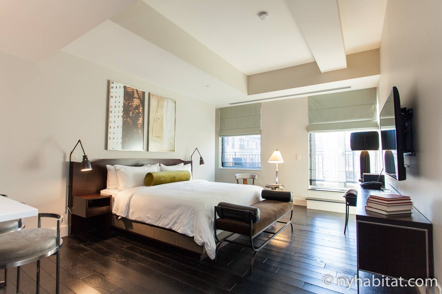 Immagine di un elegante monolocale stagionale NY-16716 a Murray Hill con un letto matrimoniale ed una TV a schermo piatto.