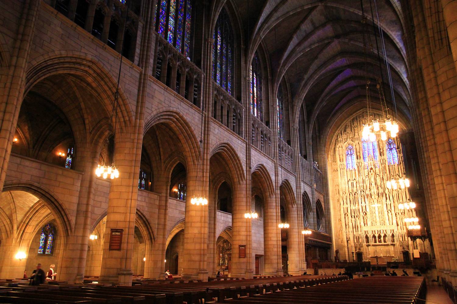 Immagine di interni della Chiesa di St. Bartholomew.