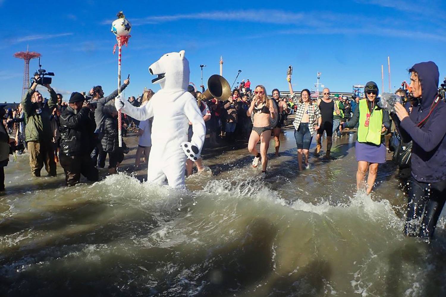 Immagine di partecipanti al Polar Bear Club Plunge nelle acque di Coney Island