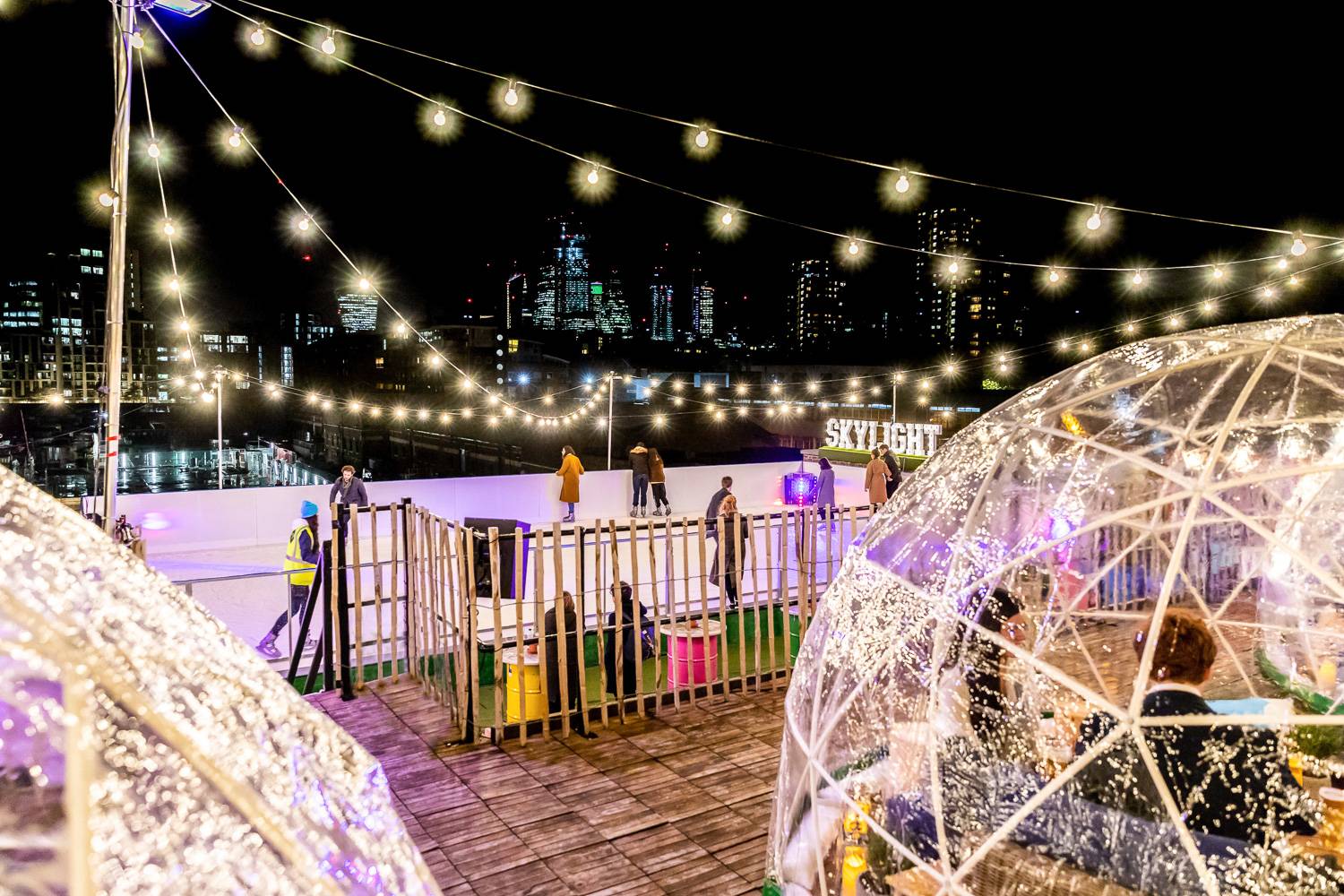Immagine di igloo e della pista di pattinaggio sul ghiaccio panoramica allo Skylight Rooftop Bar di Londra.