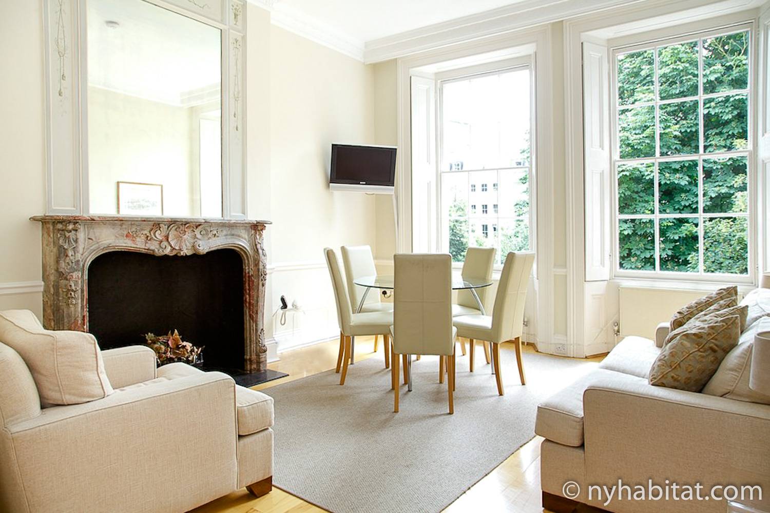 Immagine del salotto della casa vacanze LN-578 di South Kensington, Londra con un camino e comode poltrone.