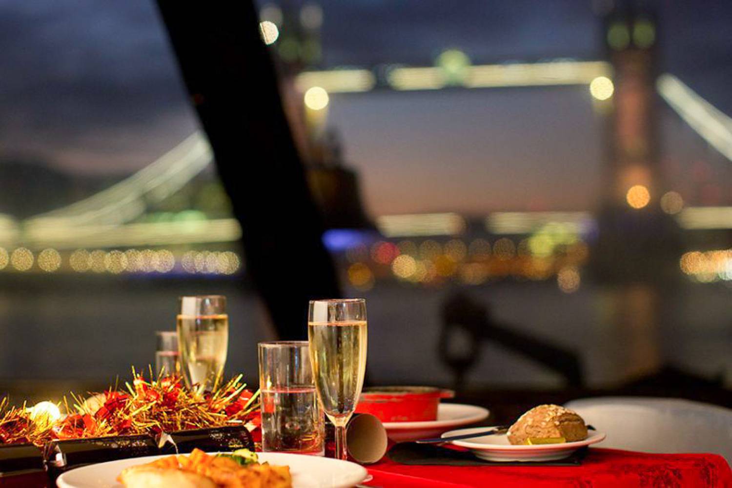 Immagine di una cena romantica su una cena-crociera a Londra.