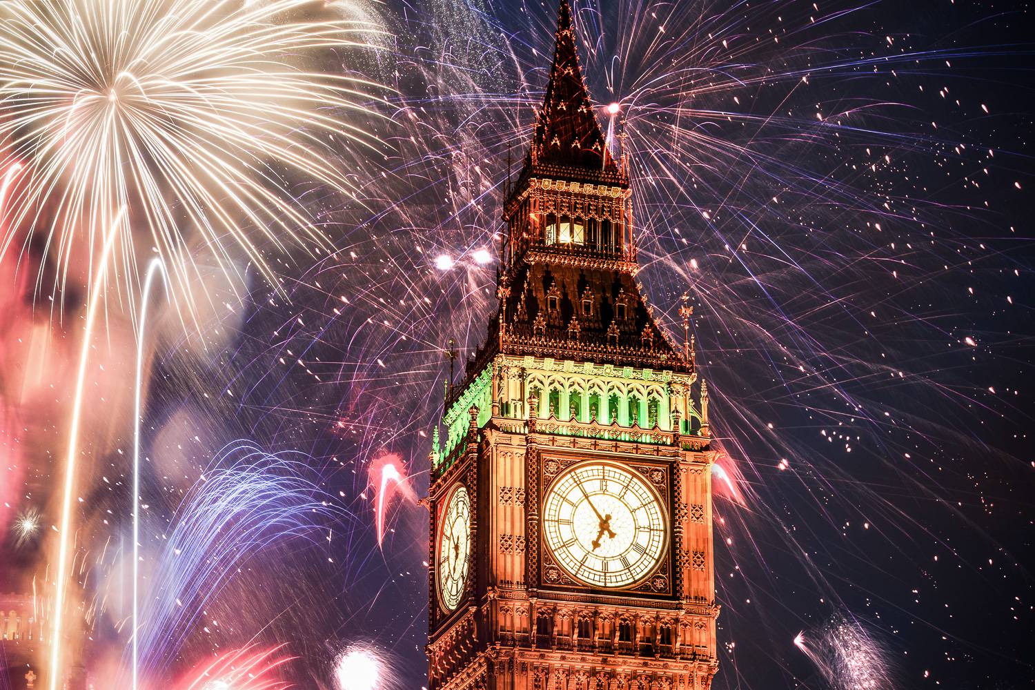 Immagine del Big Ben con fuochi d’artificio sullo sfondo.