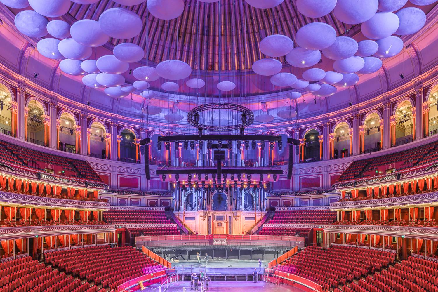 Immagine di una vista centrale del Royal Albert Hall in toni di viola.