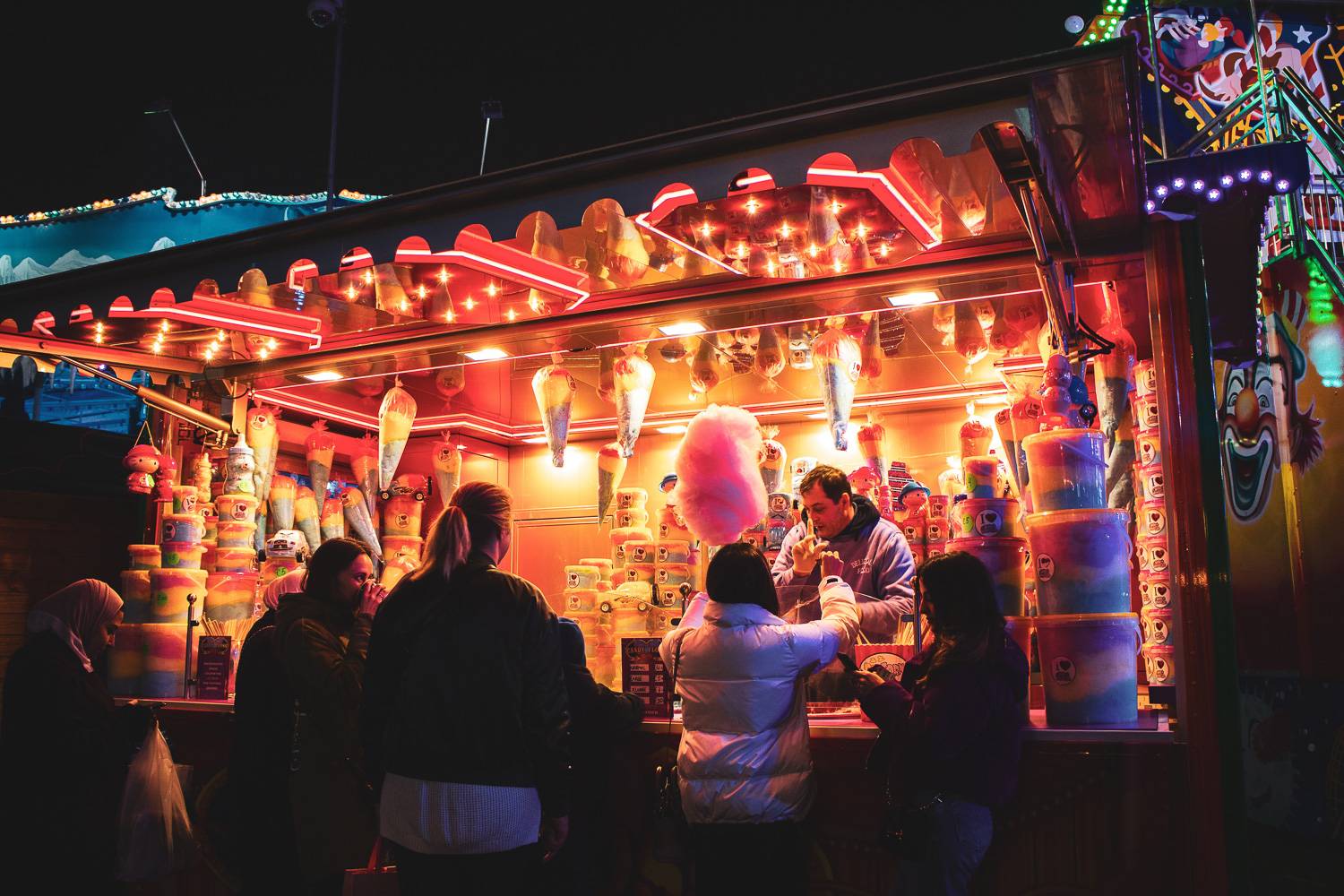 Immagine di Winter Wonderland ad Hyde Park, Londra ad una bancarella di zucchero filato.