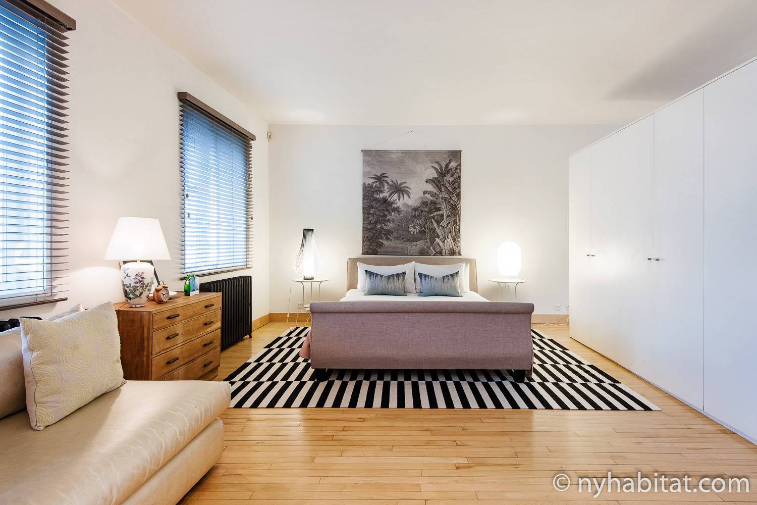 Immagine di camera da letto in LN-1217 con letto king e armadio.