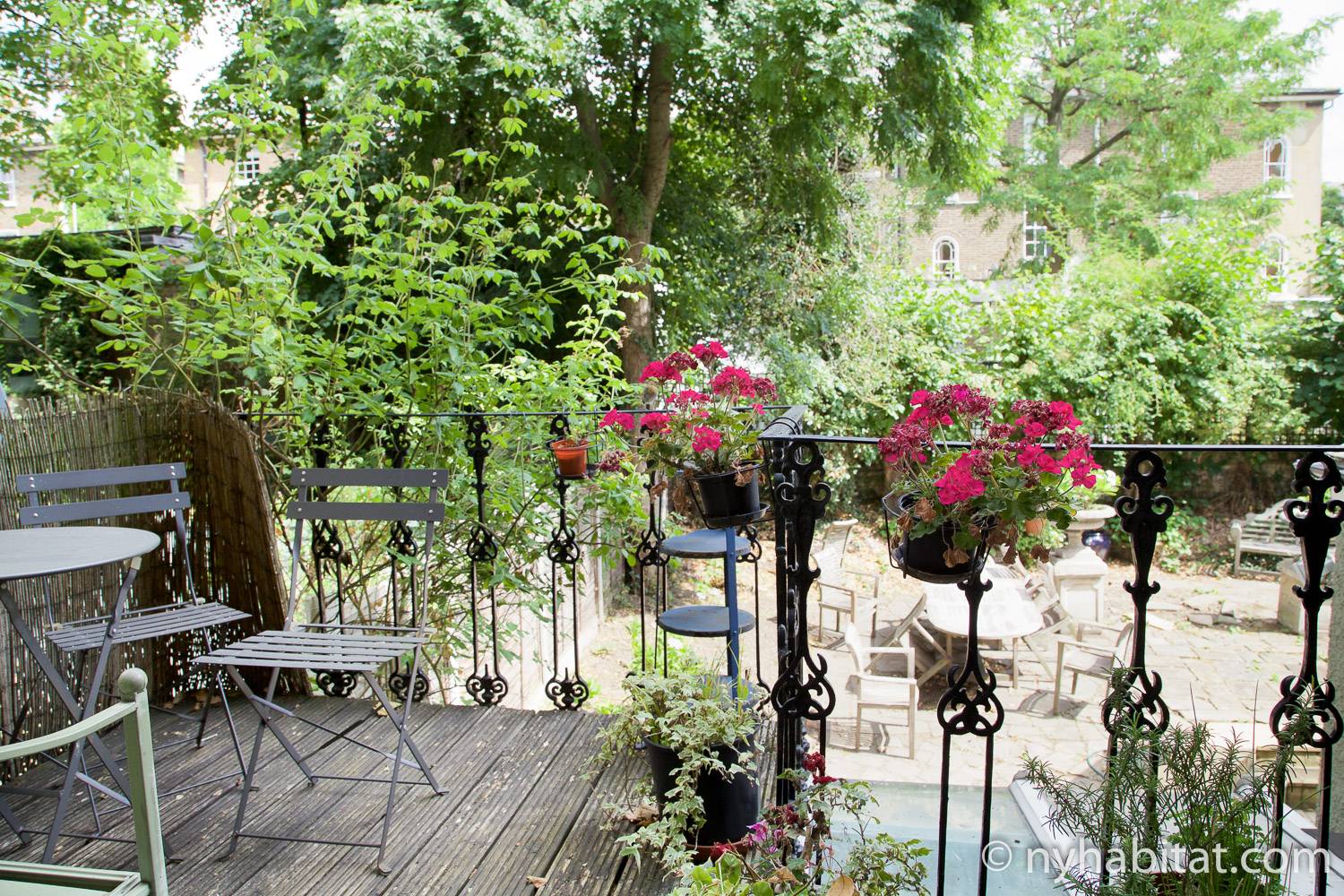 Immagine di un giardino sul retro in LN-1666.