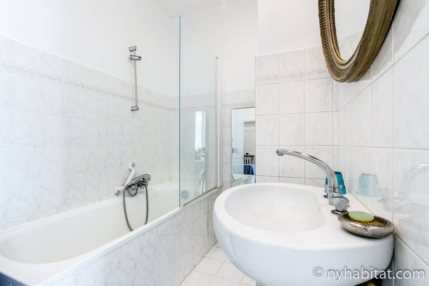 Immagine del bagno in PR-1242.