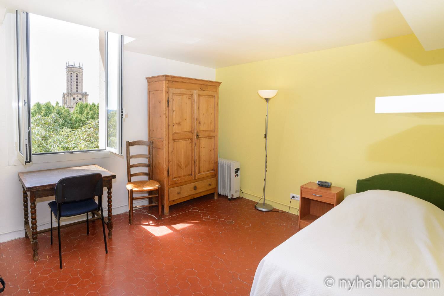 Immagine di camera da letto in PR-919 con letto singolo e scrivania.