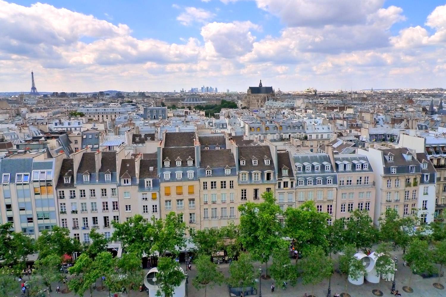 Immagine dell’orizzonte di Parigi sui tetti in una giornata di sole.