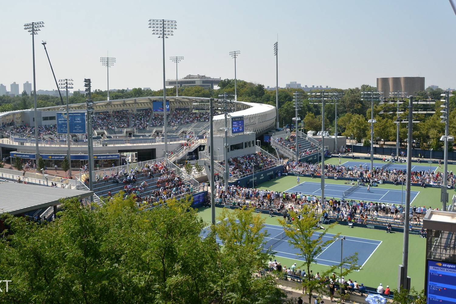 Immagine dell’Arthur Ashe Stadium e di tre campi da tennis a Flushing Meadows - Corona Park.