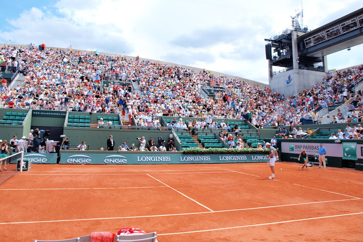 Immagine dei giocatori sul campo in terra rossa al Roland-Garros di Parigi.