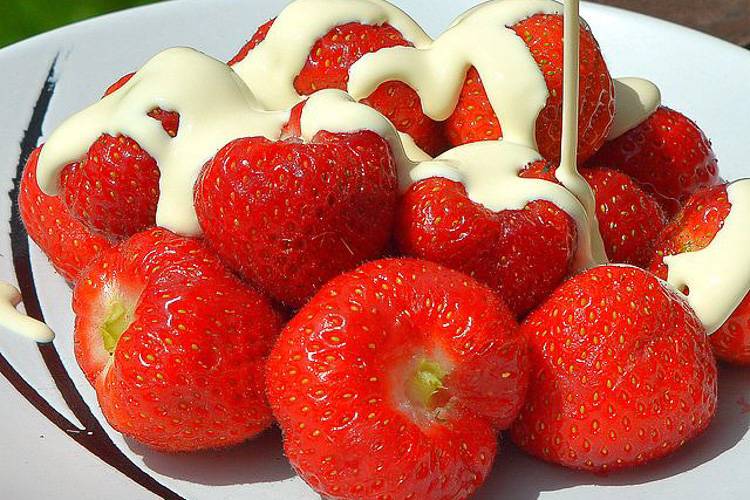 Immagine delle fragole con panna.