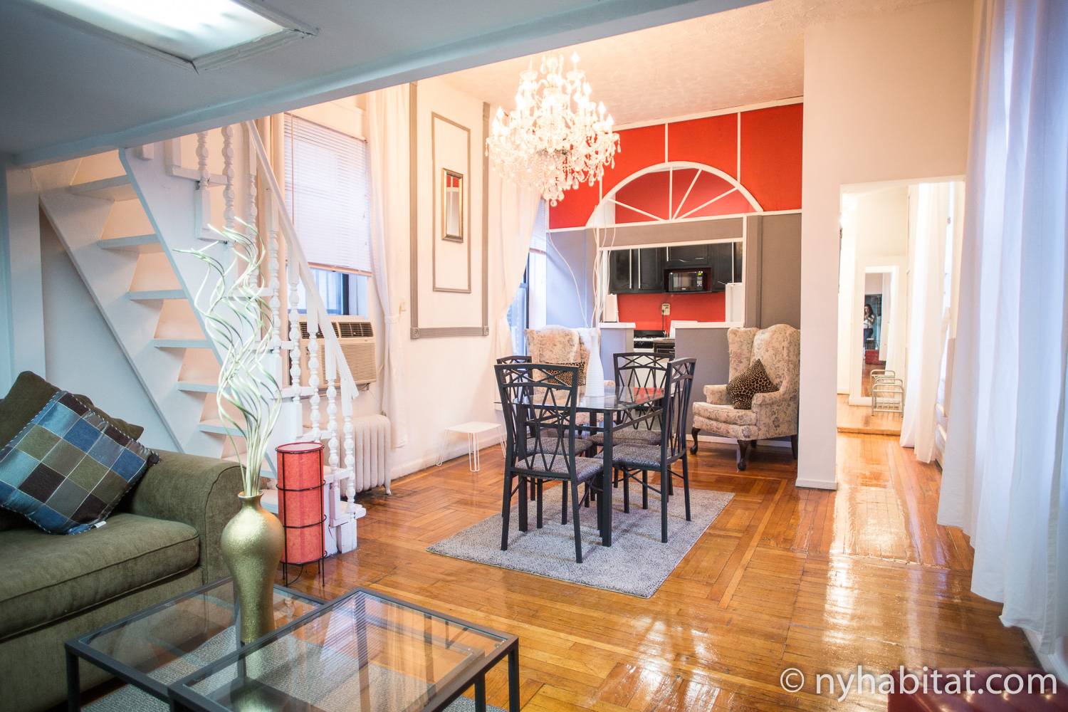 Immagine dell'appartamento ammobiliato con una camera da letto NY-1581 in affitto a Manhattan nell'East Village, con letto extra su soppalco e lampadario sul tavolo da pranzo
