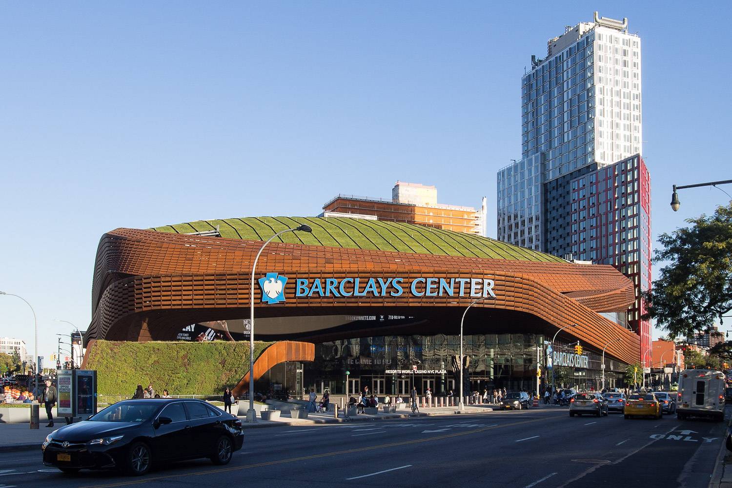 Foto del Barclays Center di Brooklyn con un tetto verde coperto di piante basse