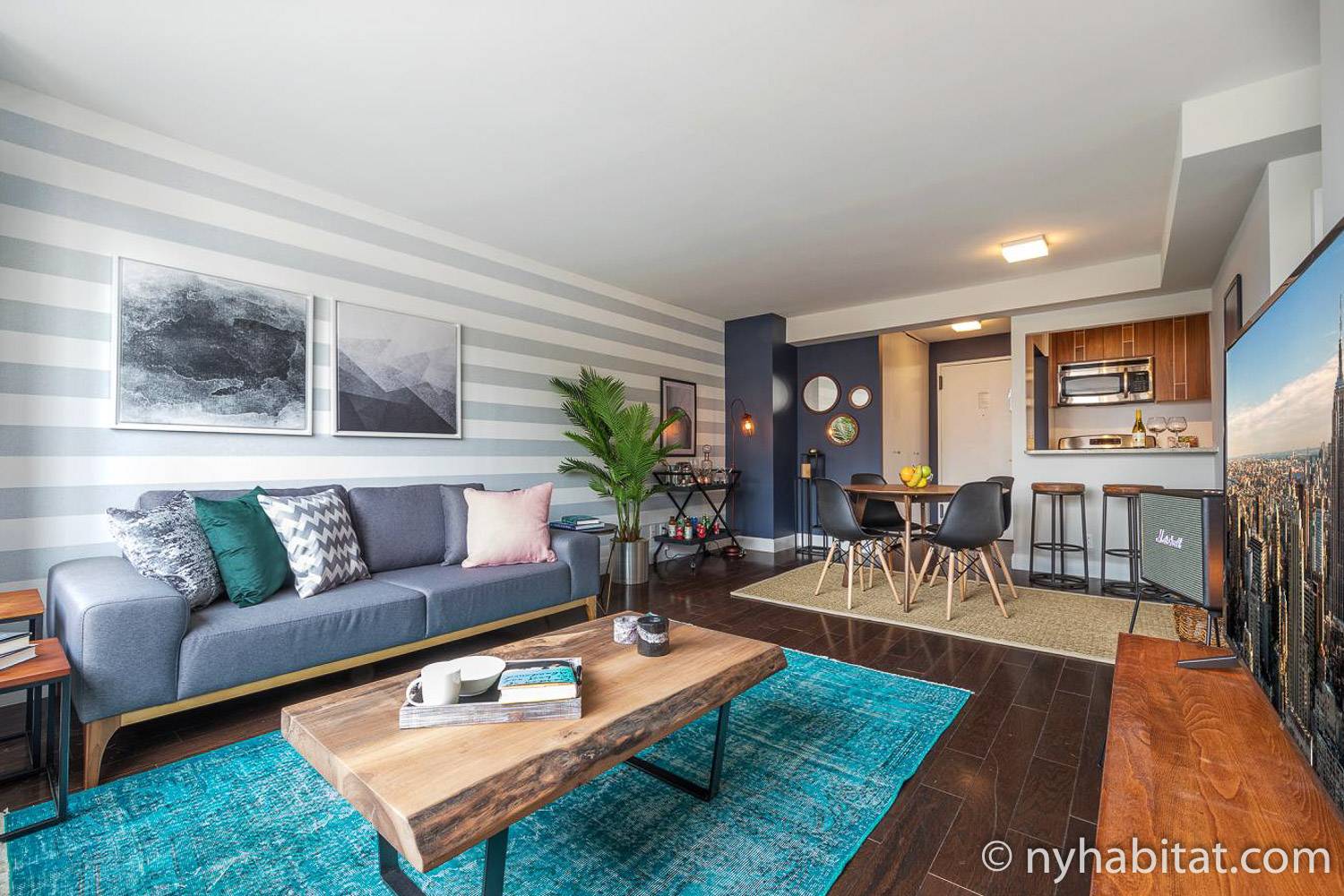 Foto di un soggiorno con tavolino da caffè in legno e piante, con zona pranzo e cucina nella casa vacanza NY-17624 sullo sfondo dell’Upper East Side