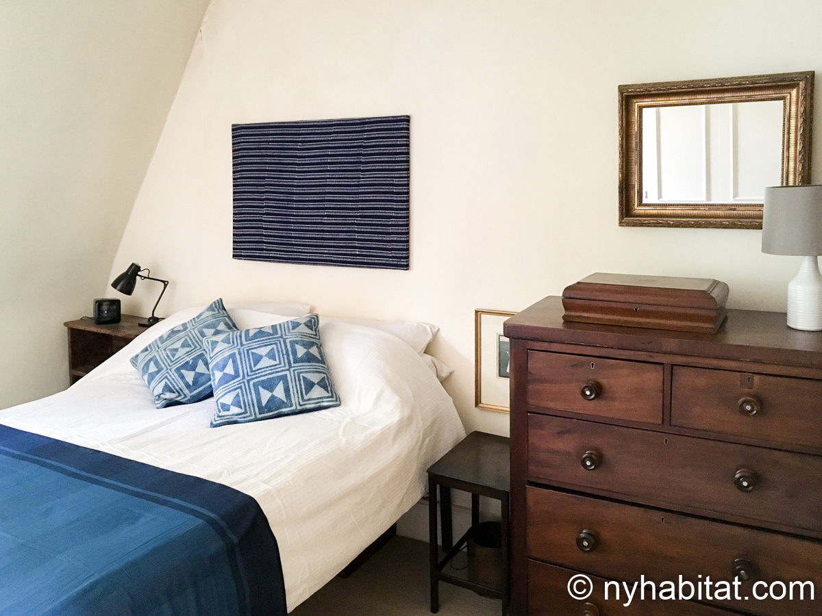 Immagine della camera da letto nel LN-70 con un letto a una piazza e mezzo e una cassettiera.