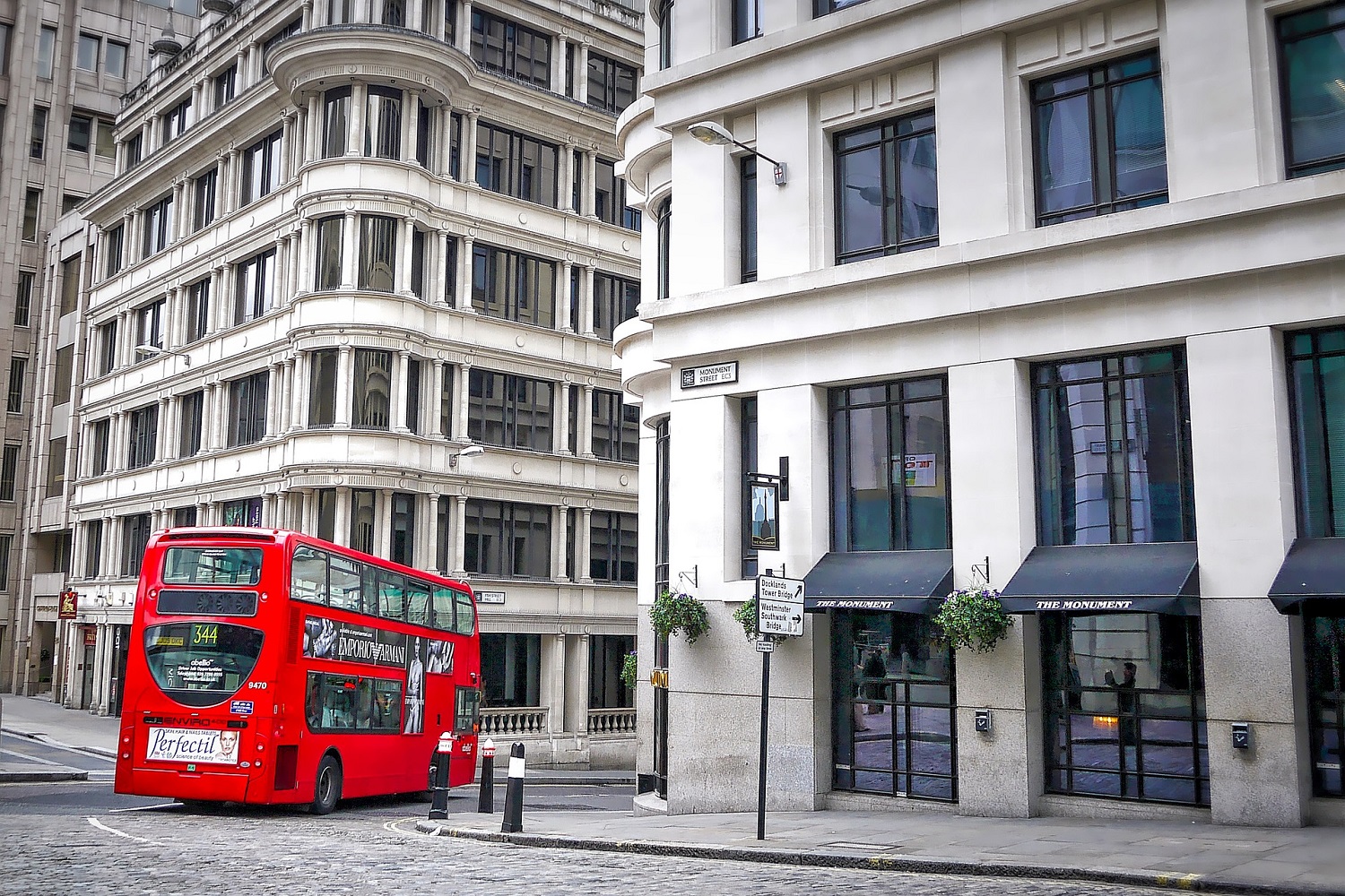Immagine di un autobus rosso a due piani nella strada di Londra.