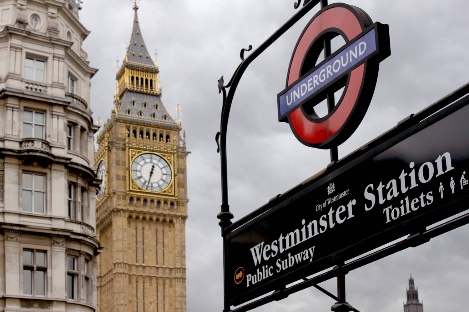 Immagine del cartello d'ingresso alla stazione della metropolitana di Westminster di fronte al Big Ben di Londra.