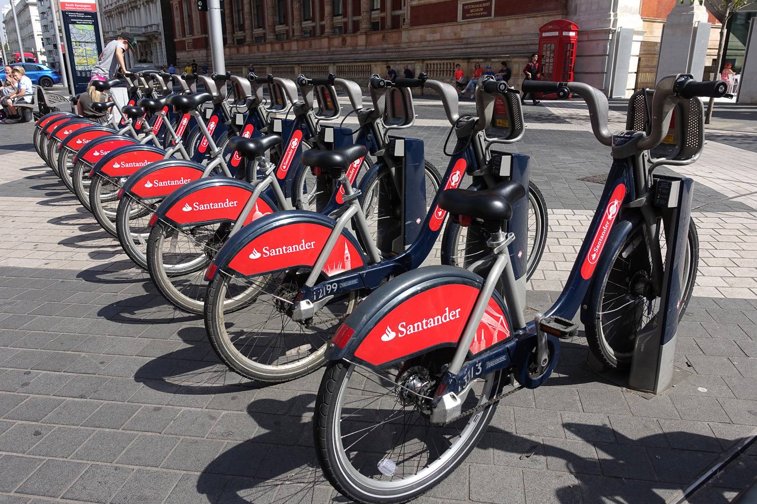 Immagine di Santander Cycles rosso in fila ad una stazione di attracco a Londra.