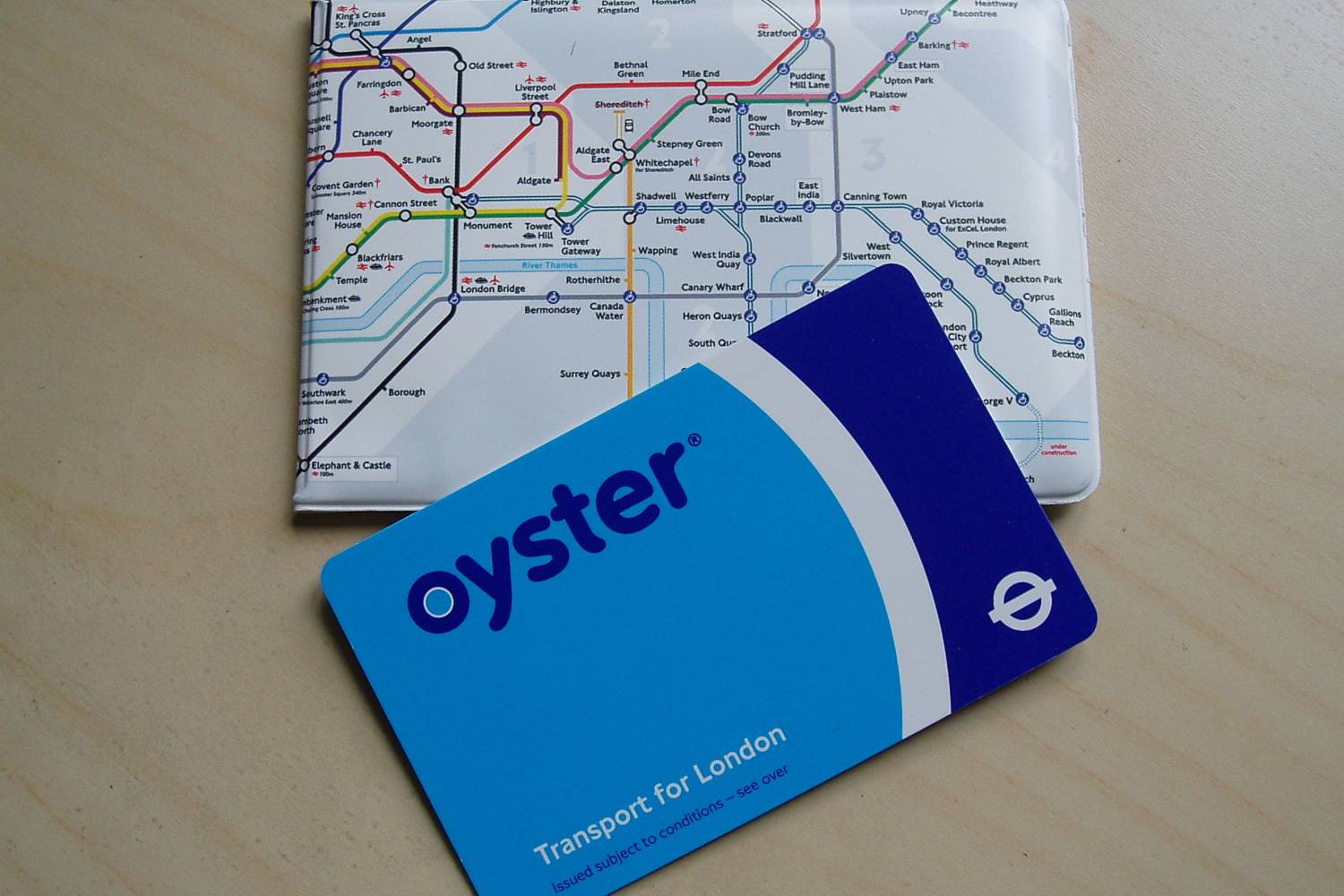 Immagine di una Oyster card londinese con una custodia per il trasporto decorata con una mappa della metropolitana.