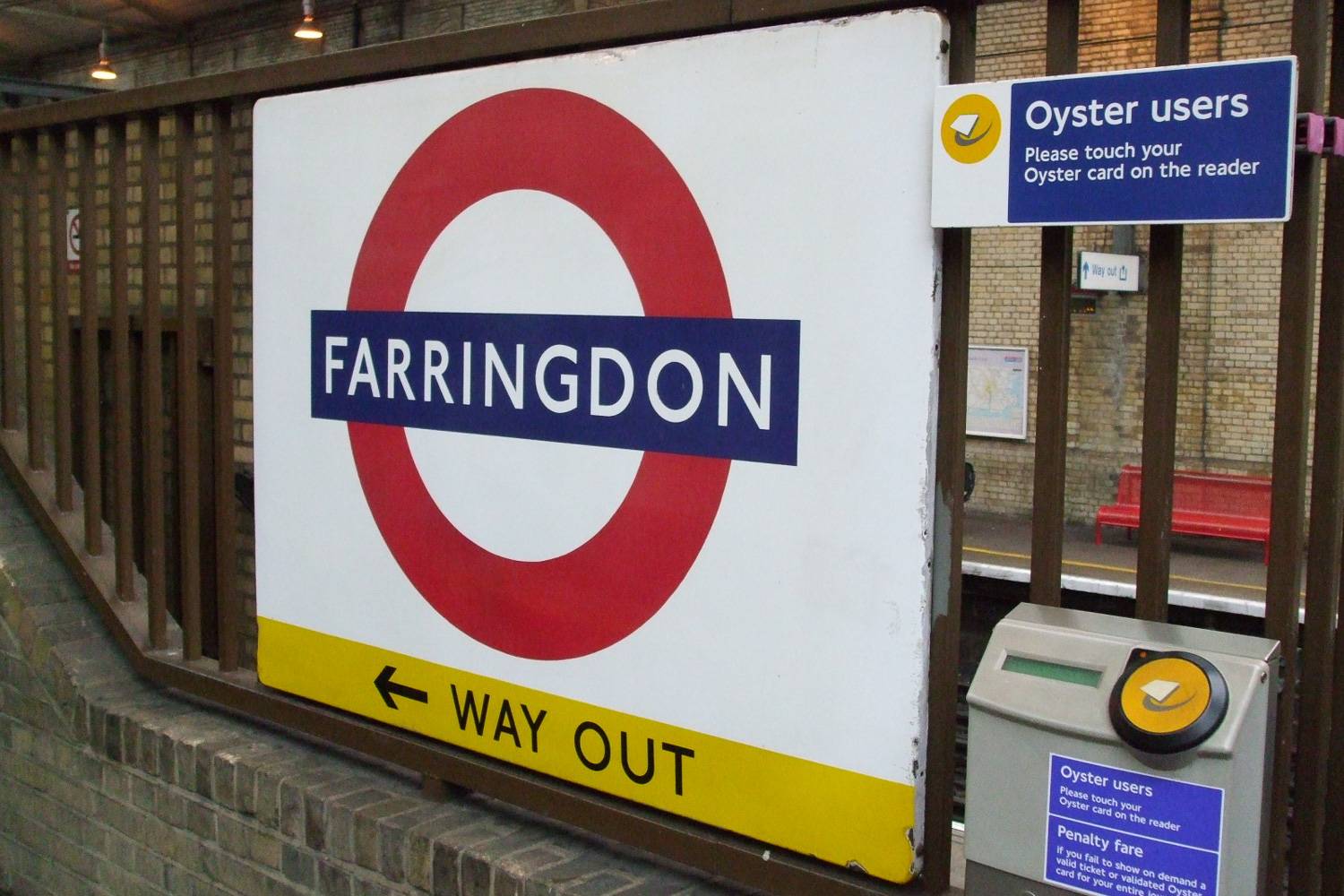 Immagine di un lettore di Oyster card giallo all'ingresso della stazione della metropolitana di Farringdon.