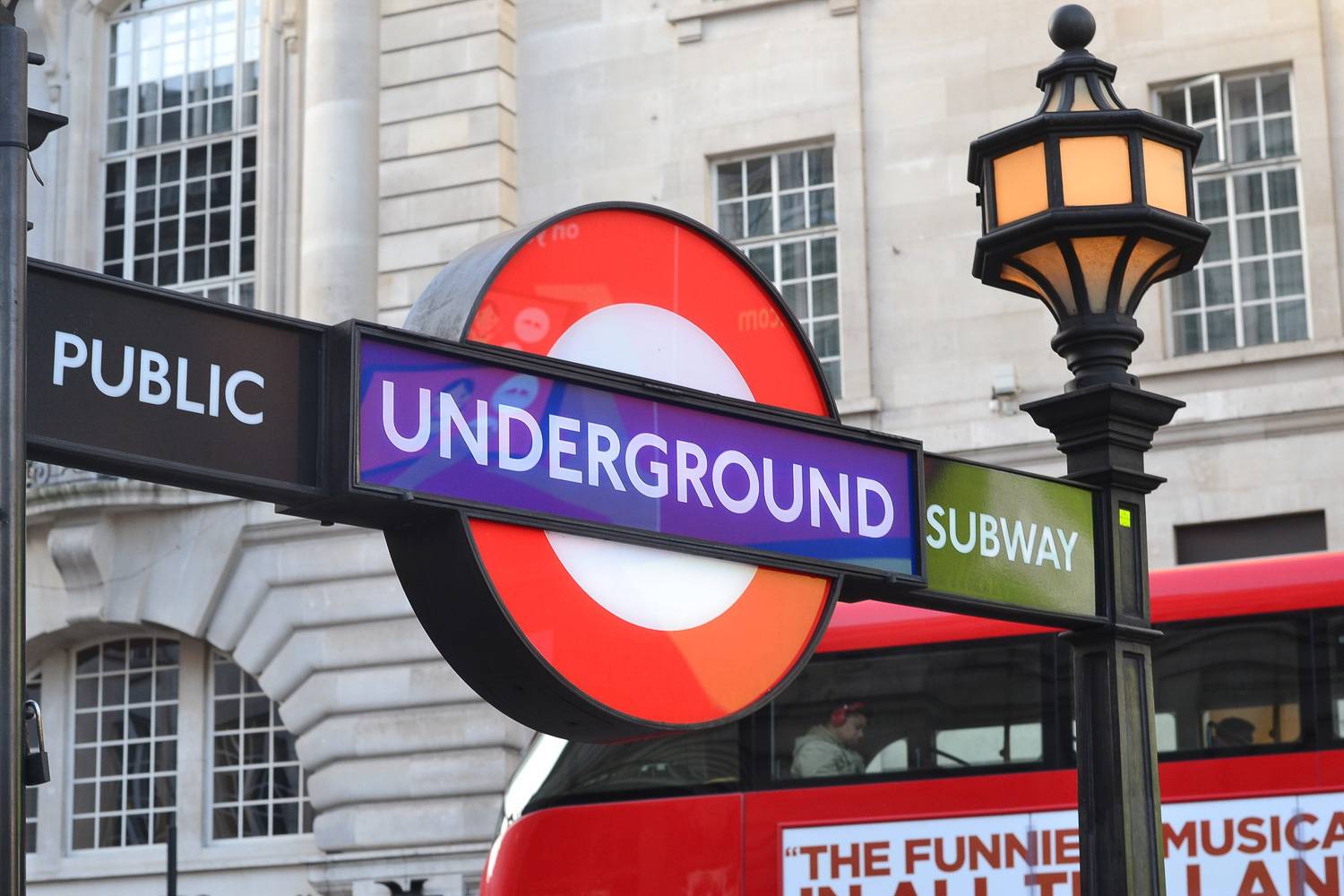 Immagine di un cartello della metropolitana pubblica di Londra.