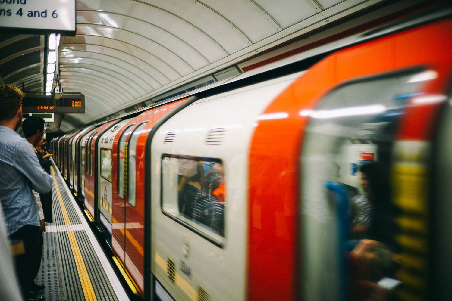 Immagine di un treno della metropolitana di Londra che entra in una stazione della metropolitana.