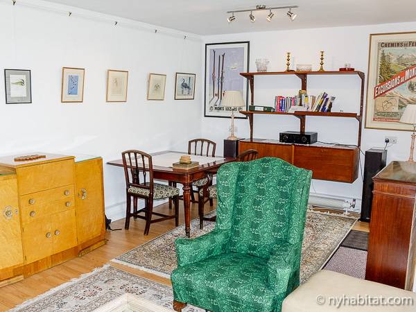 Living room - Photo 4 of 6