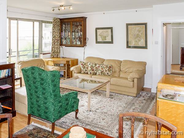 Living room - Photo 3 of 6