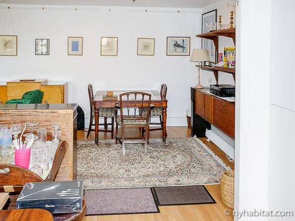 Living room - Photo 5 of 6