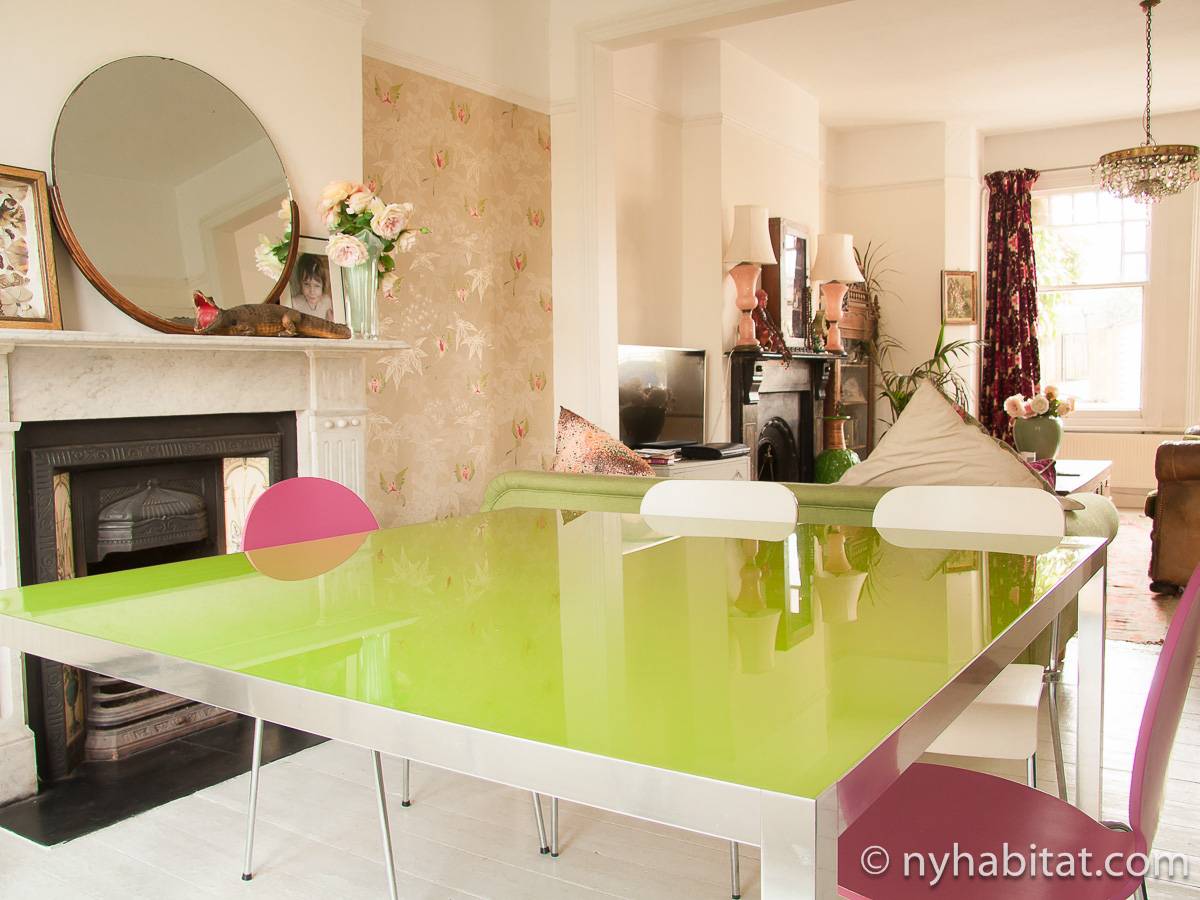 Living room - Photo 3 of 4