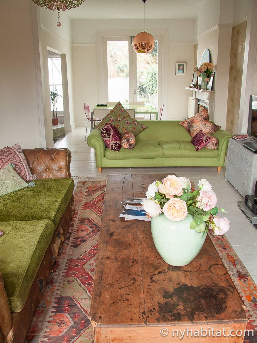 Living room - Photo 4 of 4