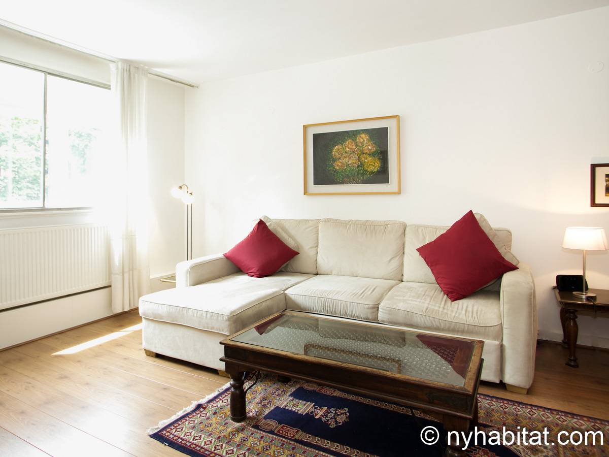Living room - Photo 4 of 5