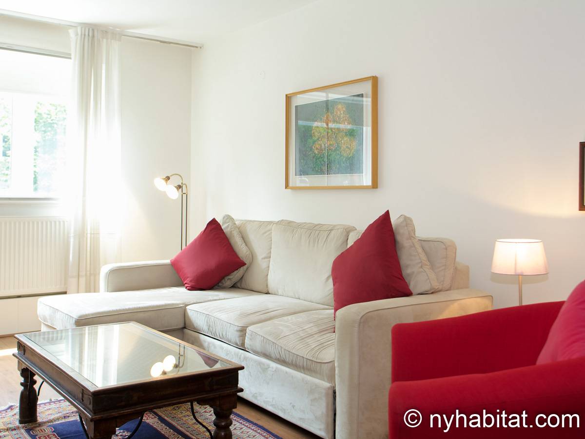 Living room - Photo 3 of 5