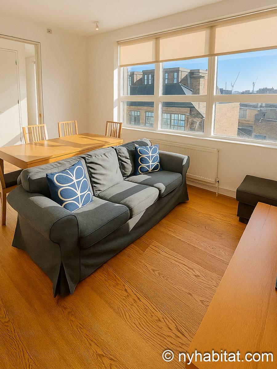 Living room - Photo 5 of 6