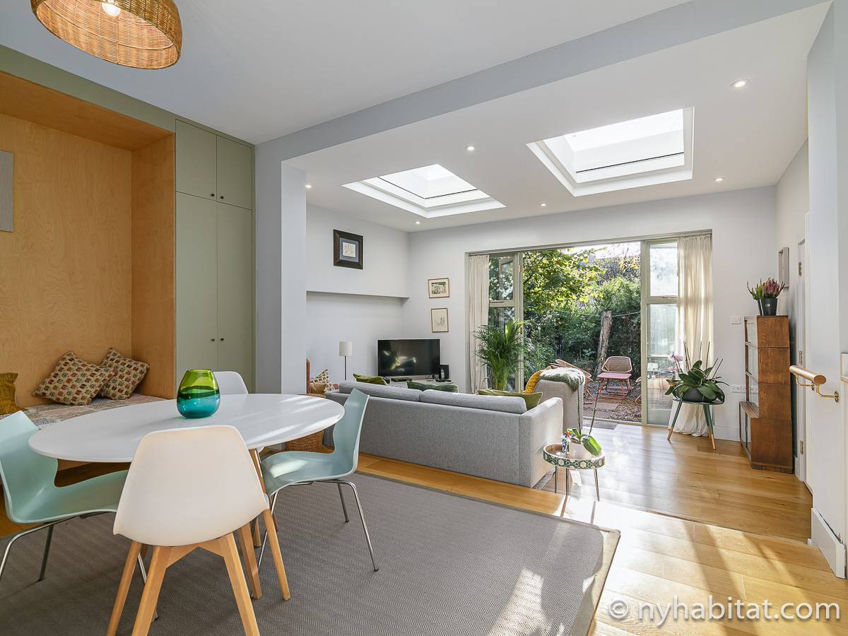 Living room - Photo 3 of 5