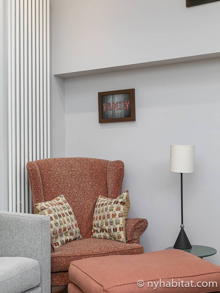 Living room - Photo 4 of 5